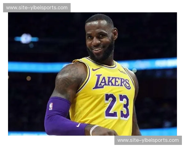 詹姆斯41岁场均21.9分6.6助 转型组织核心延续传奇生涯