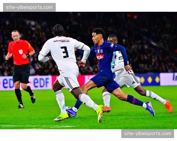 巴黎圣日耳曼客场作战战术务实，防守反击体系克制切尔西猛攻